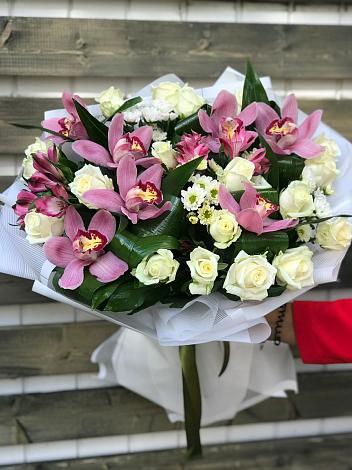 Букет цветов из: Розы и Хризантемы в Долгопрудном