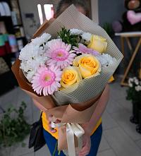 Букет цветов из:  Герберы, Розы и Хризантемы в Долгопрудном