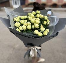Букет Белые кустовые розы Солинеро в Долгопрудном