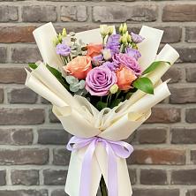 Букет цветов из:  Лизиантусы и Розы в Долгопрудном